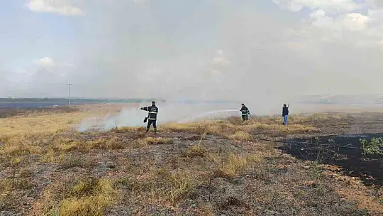 Biçerdöver hasat yaparken sıçrayan kıvılcımlar tarlayı küle çevirdi