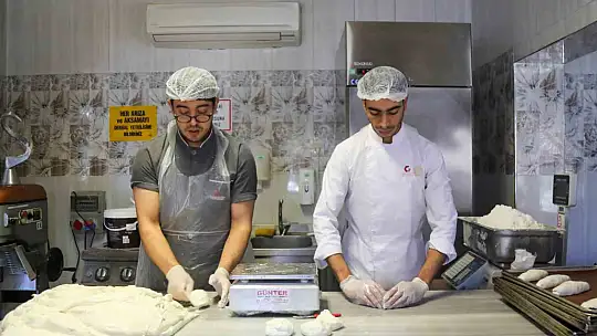 Bin 960 depremzedeye 7 bin 240 ekmek üretilerek ücretsiz dağıtıldı