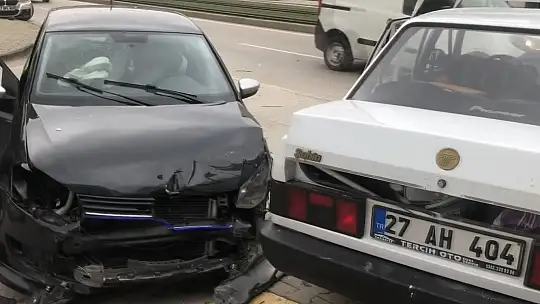 Bir saat önce devrini aldıkları araçla kaza yaptılar