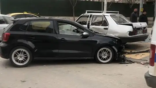 Bir saat önce devrini aldıkları araçla kaza yaptılar