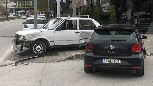 Bir saat önce devrini aldıkları araçla kaza yaptılar
