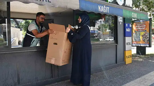 Biriktirdiği atıklarla çocukları sevindiriyor