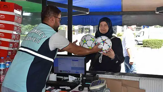Biriktirdiği atıklarla çocukları sevindiriyor