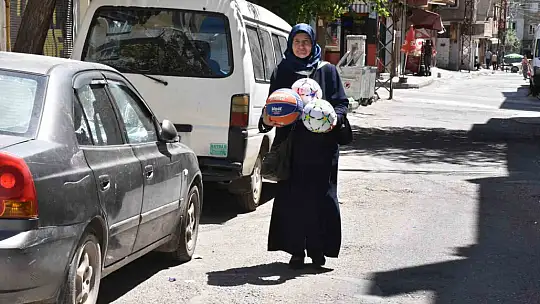 Biriktirdiği atıklarla çocukları sevindiriyor