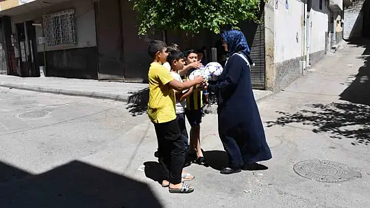Biriktirdiği atıklarla çocukları sevindiriyor