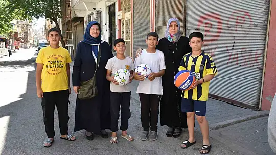 Biriktirdiği atıklarla çocukları sevindiriyor
