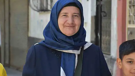Biriktirdiği atıklarla çocukları sevindiriyor
