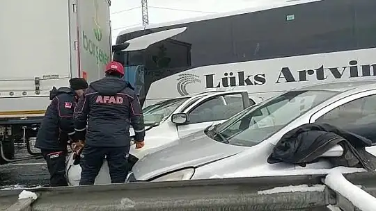 Bolu'da büyük trafik kazası, Ankara istikametine TEM otoyolu trafiğe kapandı