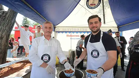 Bozatlı ve Tahmazoğlu'ndan vatandaşlara aşure ikramı