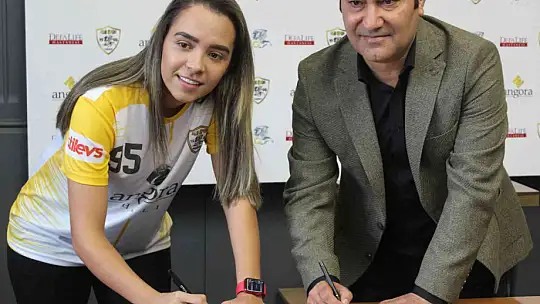 Brezilyalı kadın futbolcu davul, zurna ve meşalelerle karşılandı