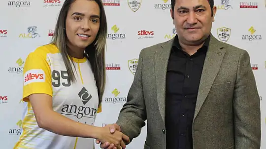 Brezilyalı kadın futbolcu davul, zurna ve meşalelerle karşılandı