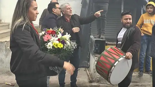Brezilyalı kadın futbolcu davul, zurna ve meşalelerle karşılandı