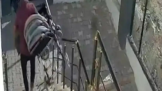 Bu kadar da olmaz dedirten hırsızlık: Kapının önündeki bebek arabası çalındı