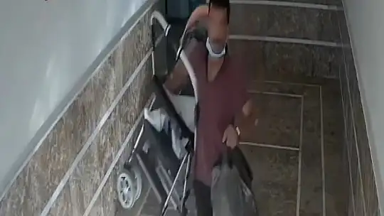Bu kadar da olmaz dedirten hırsızlık: Kapının önündeki bebek arabası çalındı