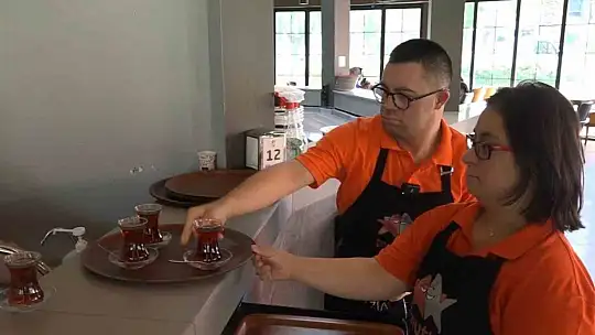 Bu kafede çalışanları gören müşteriler hem duygulanıyor hem de mutlu oluyor