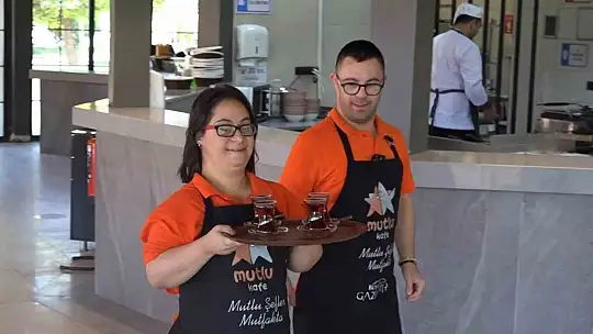 Bu kafede çalışanları gören müşteriler hem duygulanıyor hem de mutlu oluyor
