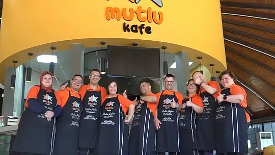 Bu kafede çalışanları gören müşteriler hem duygulanıyor hem de mutlu oluyor