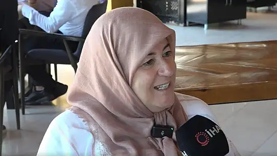 Bu kafede çalışanları gören müşteriler hem duygulanıyor hem de mutlu oluyor