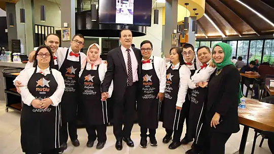 Bu kafenin çalışanlarını görenler uğramadan geçemiyor