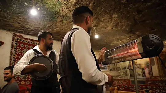 Bunaltıcı sıcaklarda bu mağarada battaniye ve sobayla ısınıyorlar