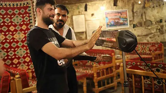 Bunaltıcı sıcaklarda bu mağarada battaniye ve sobayla ısınıyorlar