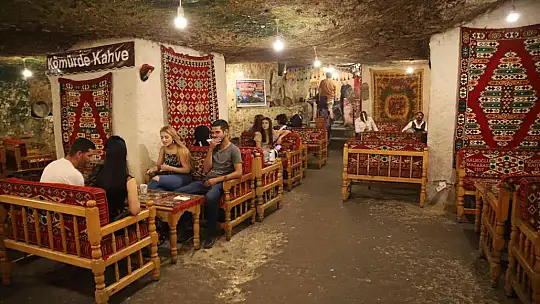 Bunaltıcı sıcaklarda bu mağarada battaniye ve sobayla ısınıyorlar