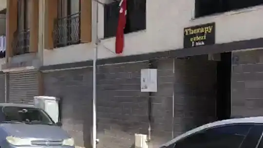 Bursa'daki patlamada şehit olan ceza infaz memurunun evine Türk bayrağı asıldı
