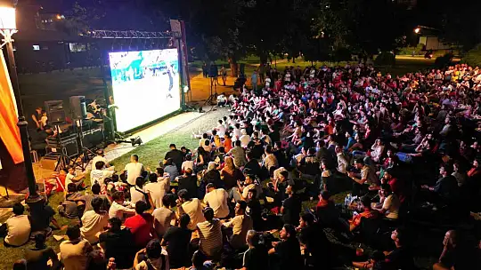 Büyükşehir çeyrek final yolunda millilerin yanında