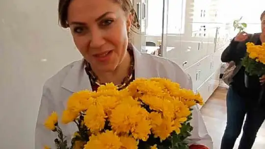 Büyükşehir'den öğretmenlere 24 Kasım'a özel çiçek dağıtımı