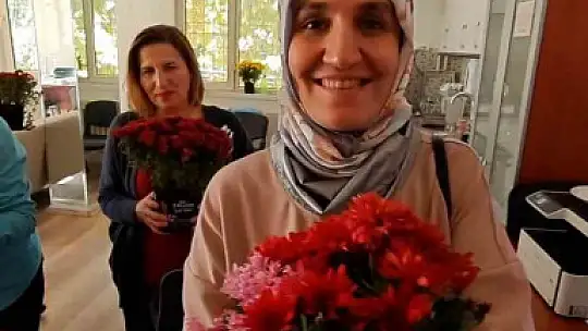 Büyükşehir'den öğretmenlere 24 Kasım'a özel çiçek dağıtımı