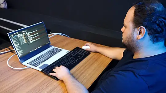 Büyükşehir'in yazılım eğitimlerinde başarılı olan öğrenciler istihdam edildi