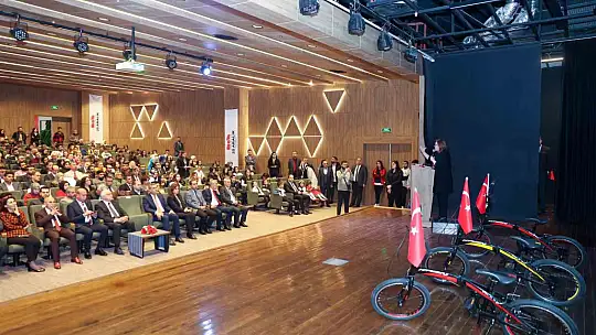 Büyükşehir, sanat ve spor yarışmalarında derece alan öğrencilere bisiklet hediye etti