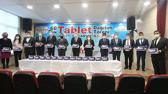 Büyükşehir öğrencilere tablet dağıtımına başladı
