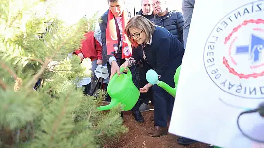 Büyükşehir, Taşlıca Malazgirt Mahallesi'nde ağaç dikimi yaptı