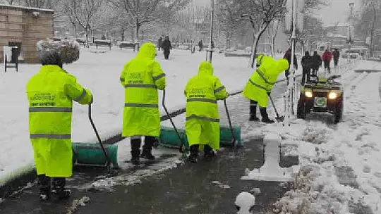 Büyükşehirde kar mesaisi