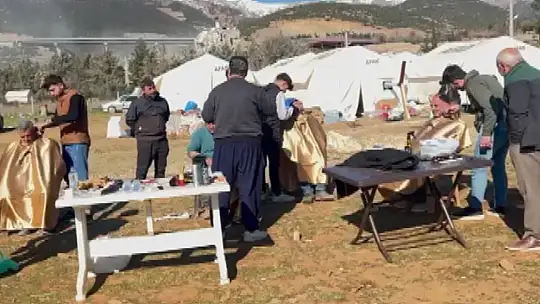 Çadırkentte kalanlar tıraş edildi, kız çocuklarına saç bakımı yapıldı