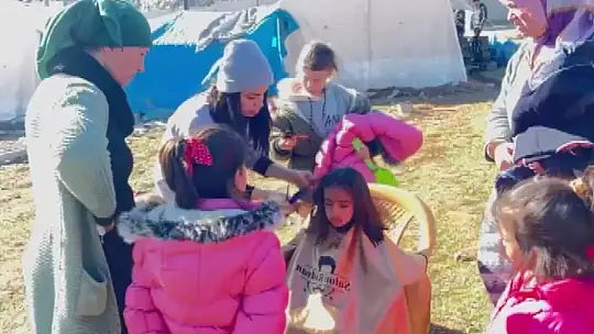 Çadırkentte kalanlar tıraş edildi, kız çocuklarına saç bakımı yapıldı