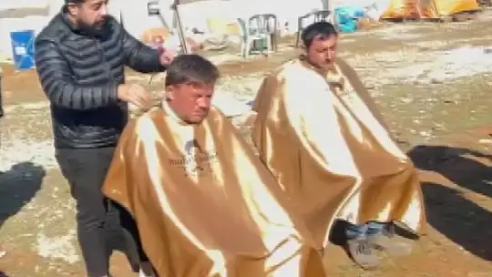 Çadırkentte kalanlar tıraş edildi, kız çocuklarına saç bakımı yapıldı
