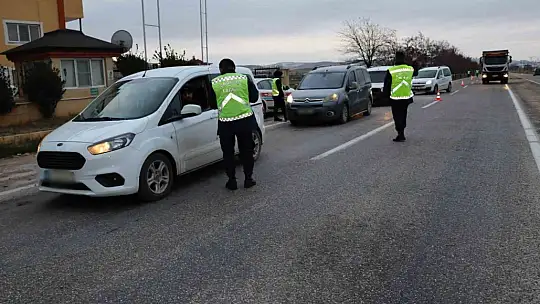 Çakar lamba yasağına uymayan 195 sürücüye ceza