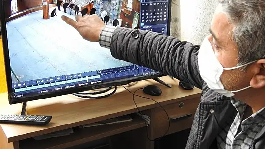 Camide namaz kılma taklidi yaparak cep telefonunu çaldı