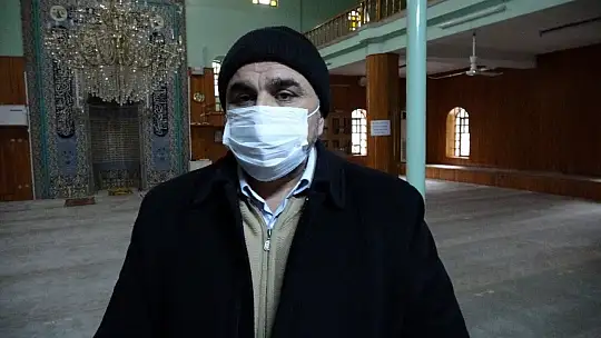 Camide namaz kılma taklidi yaparak cep telefonunu çaldı
