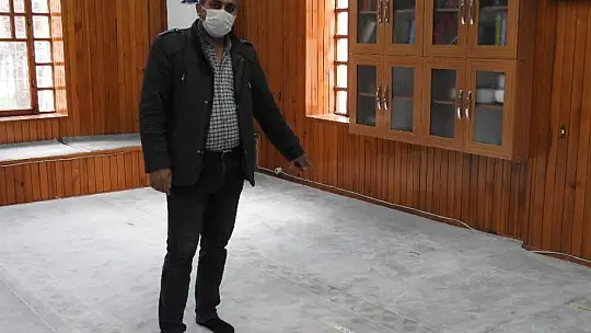 Camide namaz kılma taklidi yaparak cep telefonunu çaldı