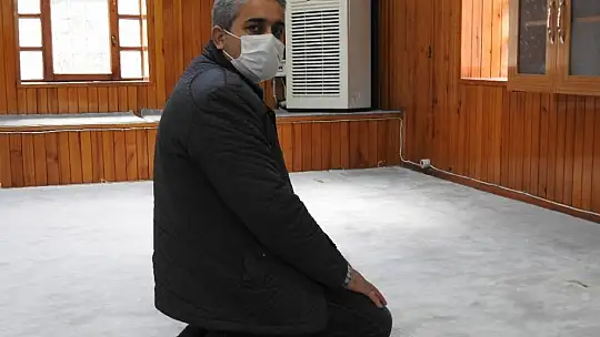 Camide namaz kılma taklidi yaparak cep telefonunu çaldı