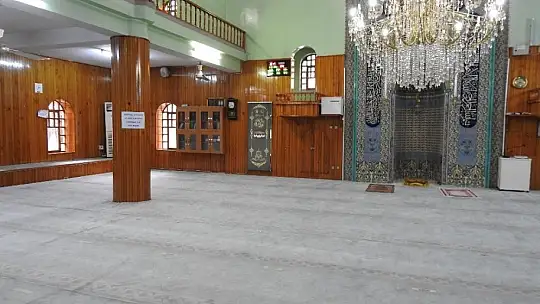 Camide namaz kılma taklidi yaparak cep telefonunu çaldı