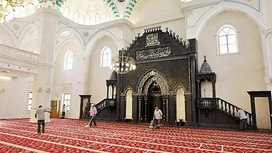Camiler temizlenip dezenfekte ediliyor