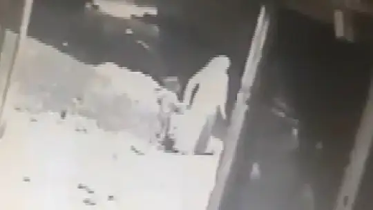 Cani anne elinden tuttuğu kızını boğarak öldürmeye götürmüş