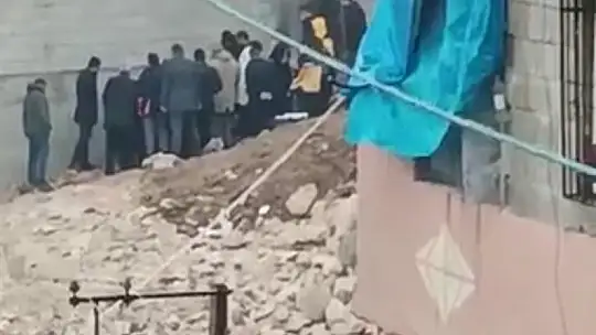 Cani anne elinden tuttuğu kızını boğarak öldürmeye götürmüş