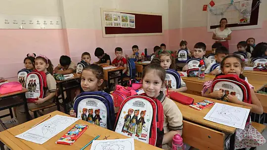 Çanta ve kırtasiye malzemeleri 1'inci sınıflarla buluştu