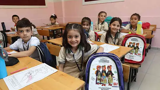 Çanta ve kırtasiye malzemeleri 1'inci sınıflarla buluştu