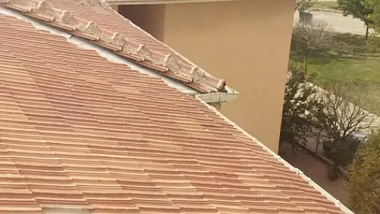 Çatıyı temizlerken beton zemine çakıldı